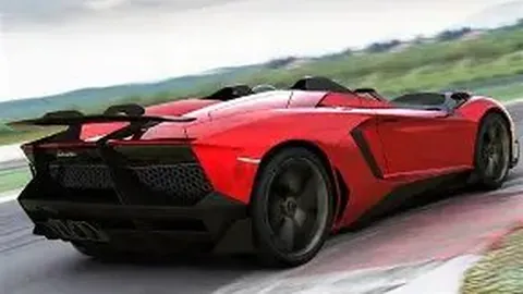 “偶遇58岁王祖贤街头潮装秀，单脚桌踩造型抢眼，鼻孔不对称成亮点”